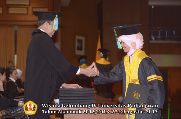 wisuda-unpad-gel-iv-ta-2012_2013-fakultas-farmasi-oleh-dekan-069