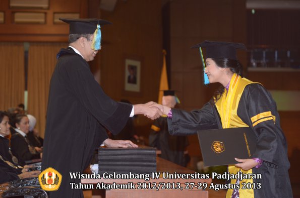 wisuda-unpad-gel-iv-ta-2012_2013-fakultas-farmasi-oleh-dekan-070