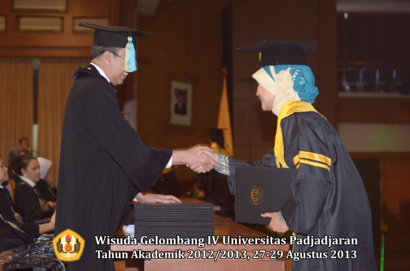 wisuda-unpad-gel-iv-ta-2012_2013-fakultas-farmasi-oleh-dekan-071