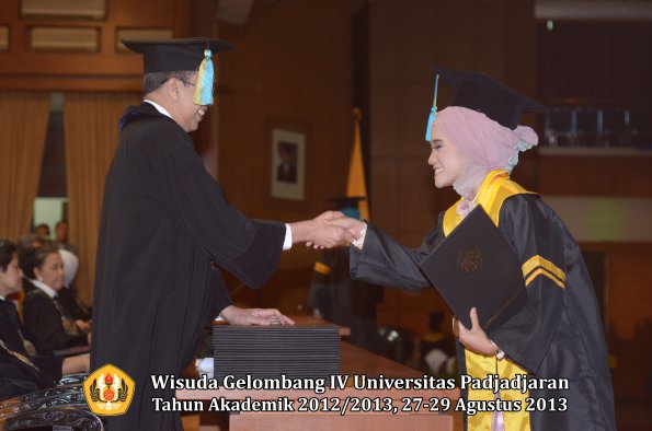 wisuda-unpad-gel-iv-ta-2012_2013-fakultas-farmasi-oleh-dekan-072