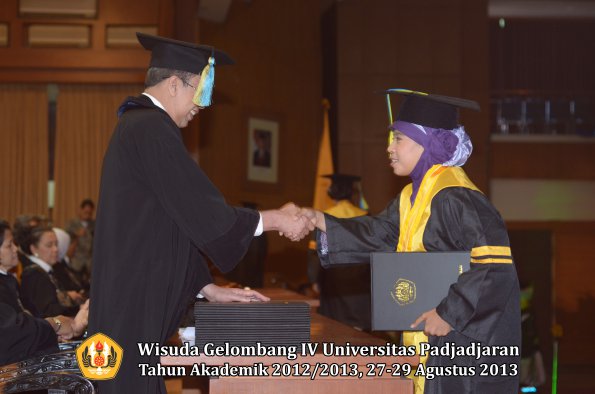 wisuda-unpad-gel-iv-ta-2012_2013-fakultas-farmasi-oleh-dekan-075