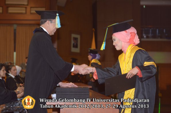 wisuda-unpad-gel-iv-ta-2012_2013-fakultas-farmasi-oleh-dekan-076