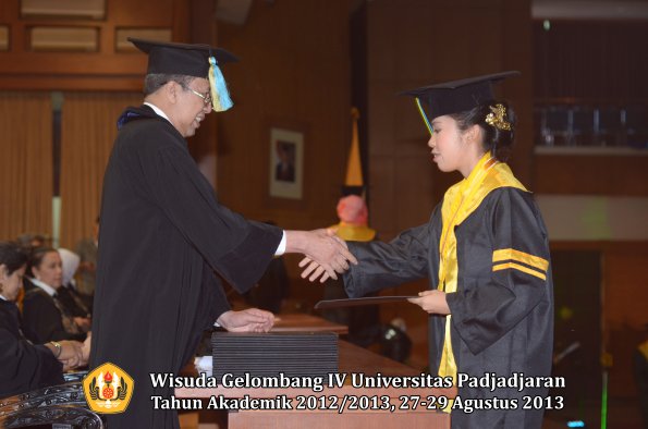 wisuda-unpad-gel-iv-ta-2012_2013-fakultas-farmasi-oleh-dekan-077