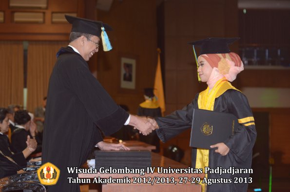 wisuda-unpad-gel-iv-ta-2012_2013-fakultas-farmasi-oleh-dekan-079