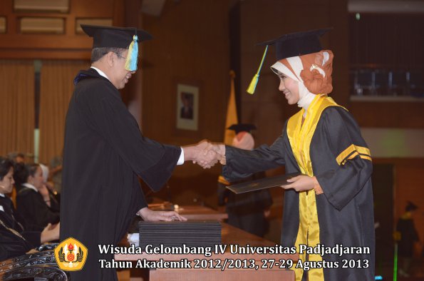 wisuda-unpad-gel-iv-ta-2012_2013-fakultas-farmasi-oleh-dekan-080