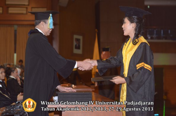 wisuda-unpad-gel-iv-ta-2012_2013-fakultas-farmasi-oleh-dekan-081