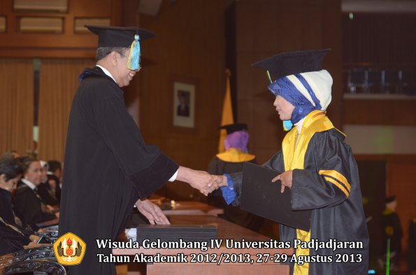 wisuda-unpad-gel-iv-ta-2012_2013-fakultas-farmasi-oleh-dekan-088