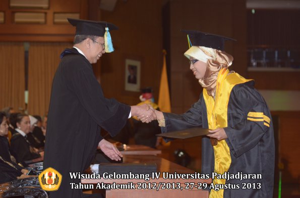 wisuda-unpad-gel-iv-ta-2012_2013-fakultas-farmasi-oleh-dekan-090