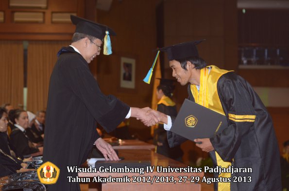 wisuda-unpad-gel-iv-ta-2012_2013-fakultas-farmasi-oleh-dekan-094