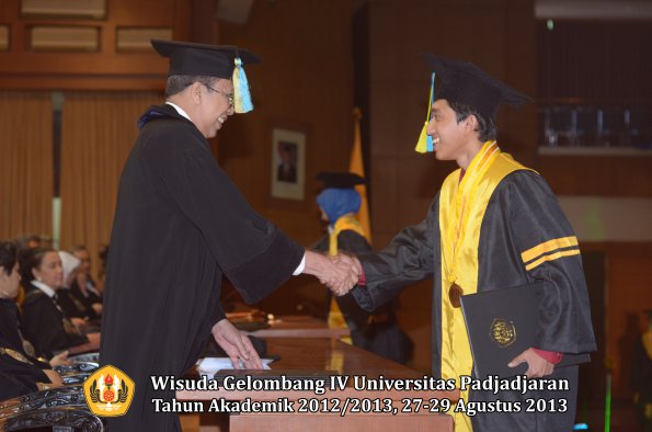 wisuda-unpad-gel-iv-ta-2012_2013-fakultas-farmasi-oleh-dekan-098