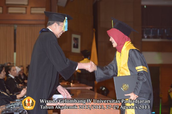 wisuda-unpad-gel-iv-ta-2012_2013-fakultas-farmasi-oleh-dekan-099