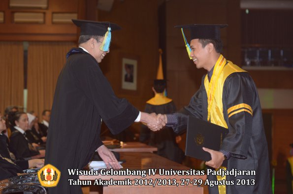 wisuda-unpad-gel-iv-ta-2012_2013-fakultas-farmasi-oleh-dekan-101