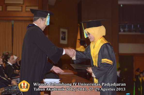 wisuda-unpad-gel-iv-ta-2012_2013-fakultas-farmasi-oleh-dekan-102