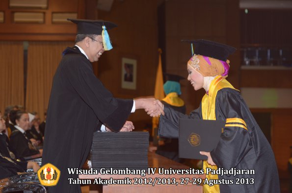 wisuda-unpad-gel-iv-ta-2012_2013-fakultas-farmasi-oleh-dekan-105