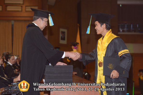 wisuda-unpad-gel-iv-ta-2012_2013-fakultas-farmasi-oleh-dekan-106