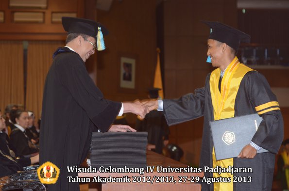 wisuda-unpad-gel-iv-ta-2012_2013-fakultas-farmasi-oleh-dekan-107