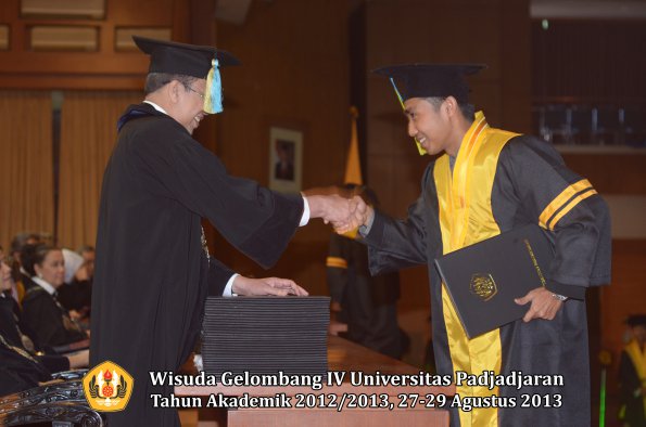 wisuda-unpad-gel-iv-ta-2012_2013-fakultas-farmasi-oleh-dekan-108