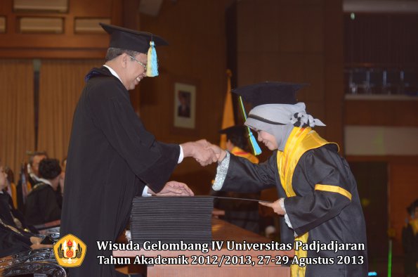 wisuda-unpad-gel-iv-ta-2012_2013-fakultas-farmasi-oleh-dekan-111