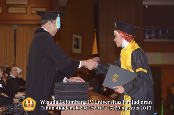 wisuda-unpad-gel-iv-ta-2012_2013-fakultas-farmasi-oleh-dekan-113