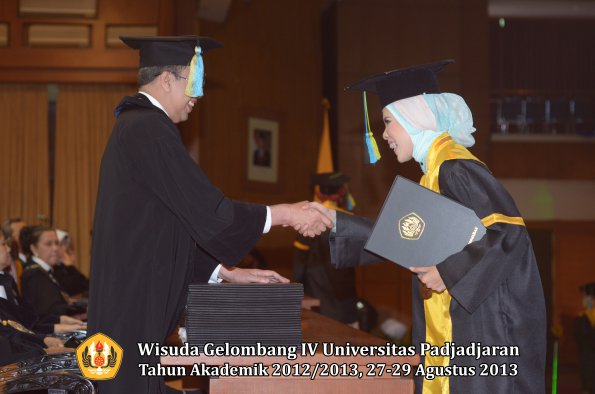 wisuda-unpad-gel-iv-ta-2012_2013-fakultas-farmasi-oleh-dekan-114