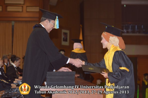 wisuda-unpad-gel-iv-ta-2012_2013-fakultas-farmasi-oleh-dekan-116