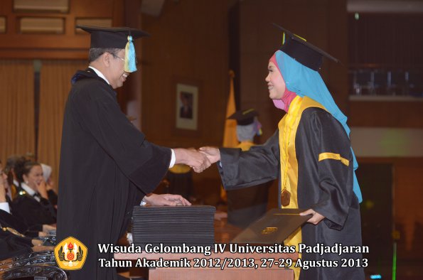 wisuda-unpad-gel-iv-ta-2012_2013-fakultas-farmasi-oleh-dekan-118