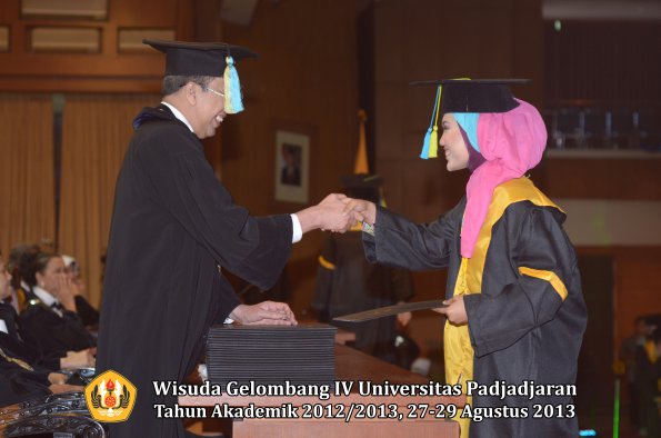 wisuda-unpad-gel-iv-ta-2012_2013-fakultas-farmasi-oleh-dekan-120