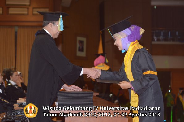 wisuda-unpad-gel-iv-ta-2012_2013-fakultas-farmasi-oleh-dekan-121