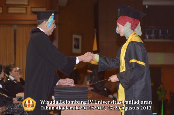 wisuda-unpad-gel-iv-ta-2012_2013-fakultas-farmasi-oleh-dekan-122