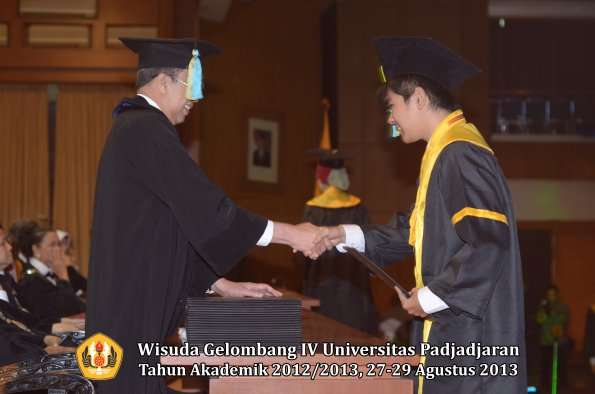 wisuda-unpad-gel-iv-ta-2012_2013-fakultas-farmasi-oleh-dekan-123