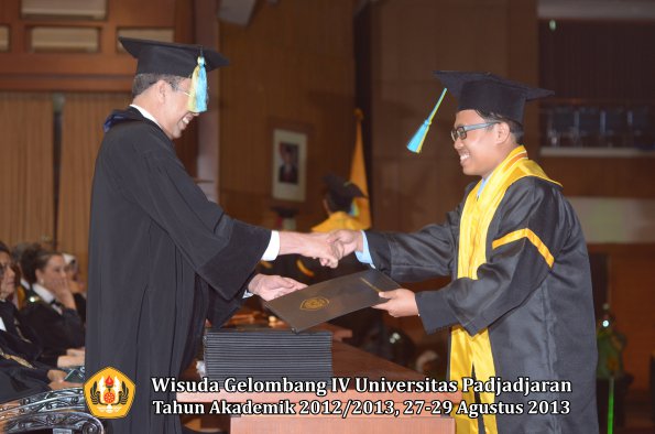 wisuda-unpad-gel-iv-ta-2012_2013-fakultas-farmasi-oleh-dekan-124