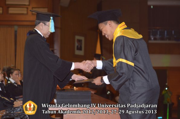 wisuda-unpad-gel-iv-ta-2012_2013-fakultas-farmasi-oleh-dekan-125