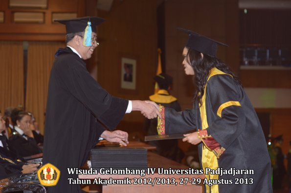 wisuda-unpad-gel-iv-ta-2012_2013-fakultas-farmasi-oleh-dekan-126