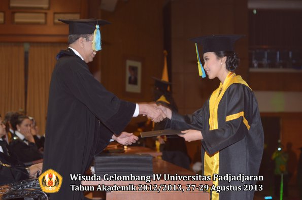 wisuda-unpad-gel-iv-ta-2012_2013-fakultas-farmasi-oleh-dekan-127