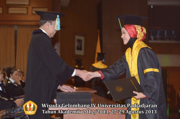 wisuda-unpad-gel-iv-ta-2012_2013-fakultas-farmasi-oleh-dekan-128