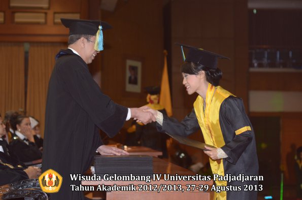 wisuda-unpad-gel-iv-ta-2012_2013-fakultas-farmasi-oleh-dekan-129