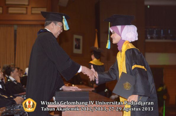 wisuda-unpad-gel-iv-ta-2012_2013-fakultas-farmasi-oleh-dekan-130