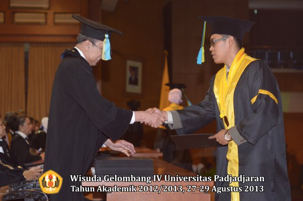 wisuda-unpad-gel-iv-ta-2012_2013-fakultas-farmasi-oleh-dekan-131