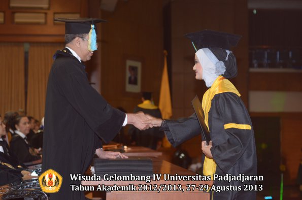 wisuda-unpad-gel-iv-ta-2012_2013-fakultas-farmasi-oleh-dekan-132