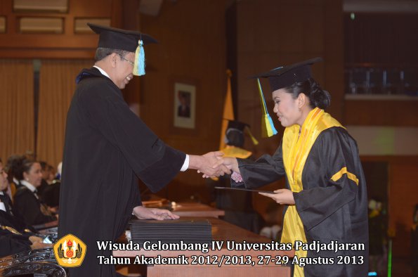 wisuda-unpad-gel-iv-ta-2012_2013-fakultas-farmasi-oleh-dekan-133