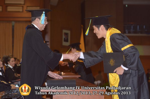 wisuda-unpad-gel-iv-ta-2012_2013-fakultas-farmasi-oleh-dekan-134