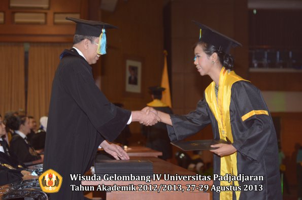 wisuda-unpad-gel-iv-ta-2012_2013-fakultas-farmasi-oleh-dekan-135