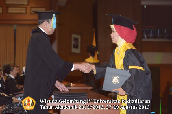 wisuda-unpad-gel-iv-ta-2012_2013-fakultas-farmasi-oleh-dekan-136