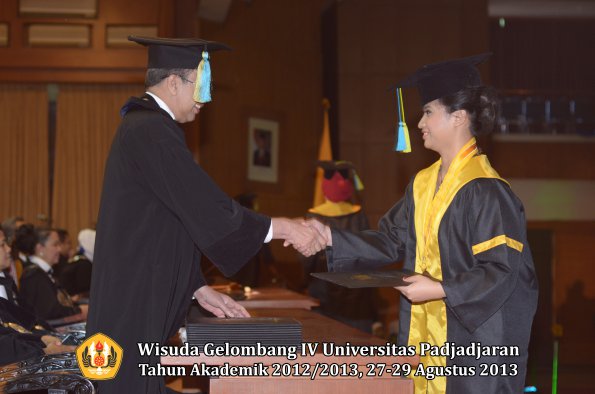 wisuda-unpad-gel-iv-ta-2012_2013-fakultas-farmasi-oleh-dekan-137