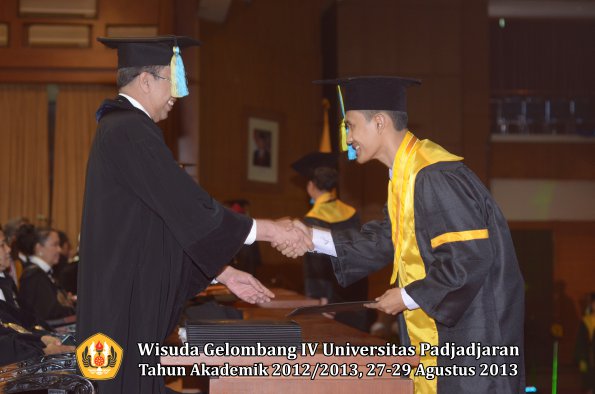 wisuda-unpad-gel-iv-ta-2012_2013-fakultas-farmasi-oleh-dekan-138