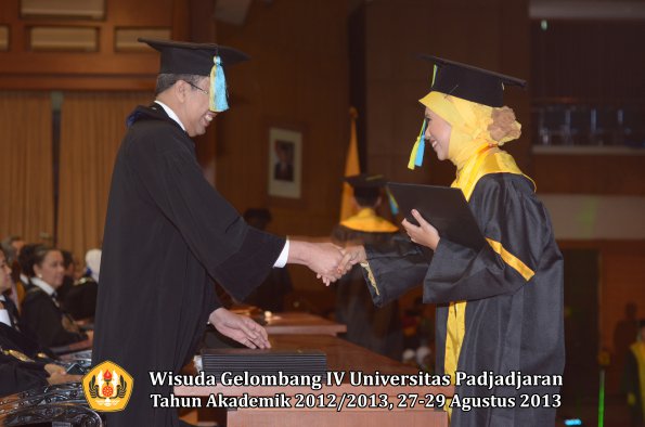 wisuda-unpad-gel-iv-ta-2012_2013-fakultas-farmasi-oleh-dekan-139