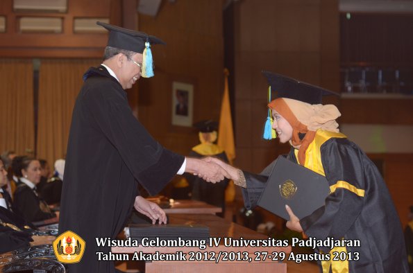 wisuda-unpad-gel-iv-ta-2012_2013-fakultas-farmasi-oleh-dekan-140