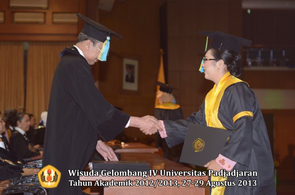 wisuda-unpad-gel-iv-ta-2012_2013-fakultas-farmasi-oleh-dekan-141