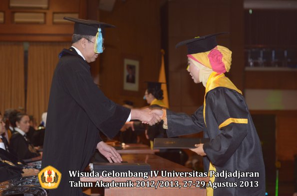 wisuda-unpad-gel-iv-ta-2012_2013-fakultas-farmasi-oleh-dekan-142