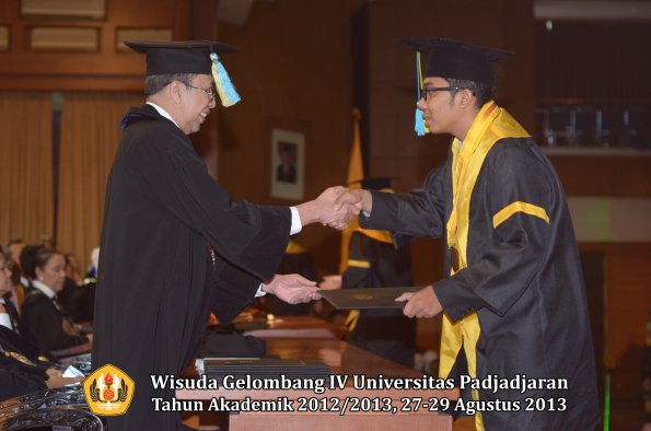 wisuda-unpad-gel-iv-ta-2012_2013-fakultas-farmasi-oleh-dekan-143